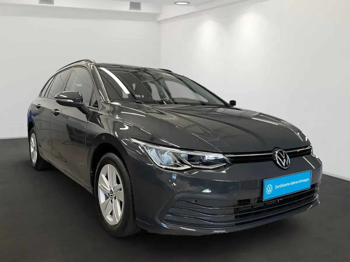 Gebraucht VW Golf VIII Life 131 PS (96 kW) 2024 Grau Kombi