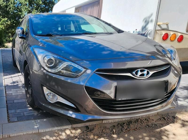 Grau Gebraucht 2011 Hyundai i40 Kombi | 6.000 € (Fairer Preis) - Bild 1/4