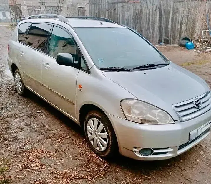 Gebraucht Toyota Avensis Verso 116 PS (85 kW) 2005 Silber Van / Kleinbus