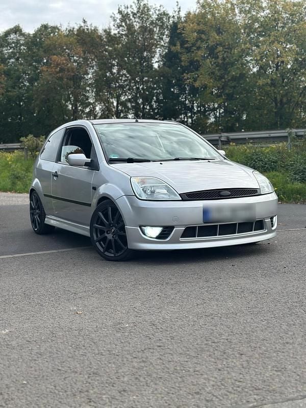 Silber Gebraucht 2005 Ford Fiesta ST-Line Coupé | 2.499 € - Bild 1/4