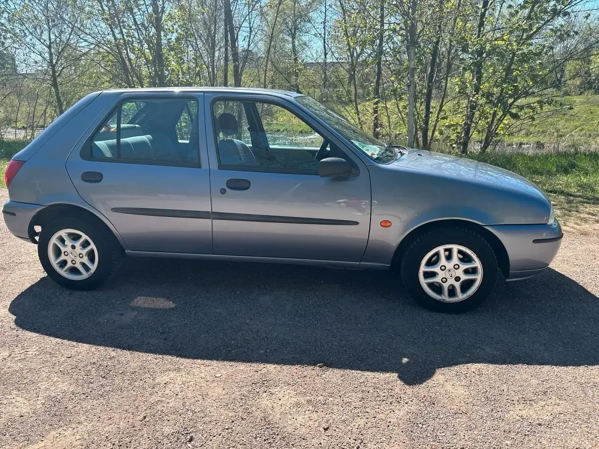Używany Ford Fiesta 75 KM (55 kW) 1998 Niebieski Hatchback