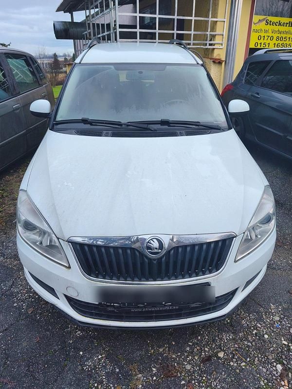 Weiß Gebraucht 2014 Skoda Roomster Van / Kleinbus | 2.990 € - Bild 1/4