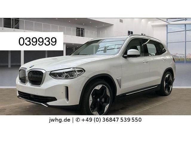 Mineralweiss (metallic) Gebraucht 2021 BMW iX3 Impressive SUV | 33.450 € (Superpreis) - Bild 1/4