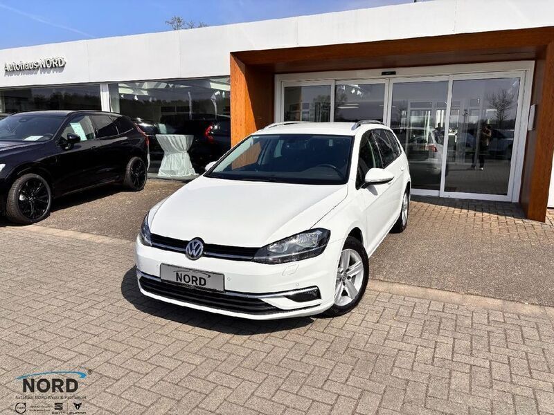 Weiß Gebraucht 2018 VW Golf VII Sound Kombi | 11.950 € (Fairer Preis) - Bild 1/4