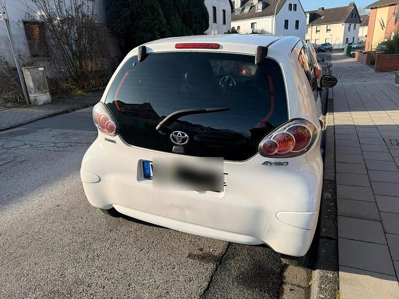 Gebraucht Toyota Aygo 68 PS (50 kW) 2011 Weiß Kleinwagen