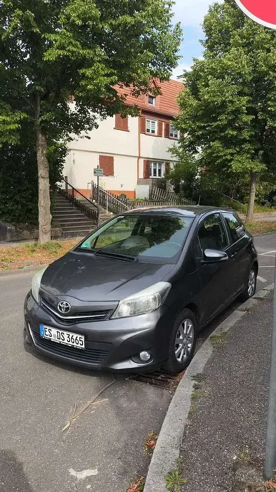 Gebraucht Toyota Yaris Life 99 PS (72 kW) 2012 Grau Kleinwagen