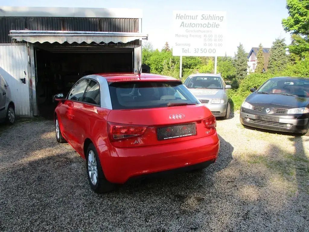 Używany Audi A1 Attraction 86 KM (63 kW) 2011 Czerwony Hatchback
