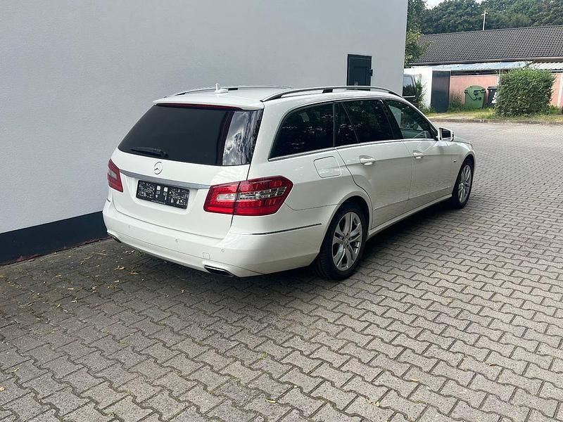 Gebraucht Mercedes E300 Avantgarde 252 PS (185 kW) 2012 Weiß Kombi