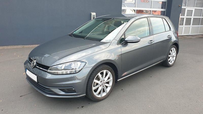 Grau Gebraucht 2018 VW Golf VII Trendline Limousine | 12.500 € (Superpreis) - Bild 1/4