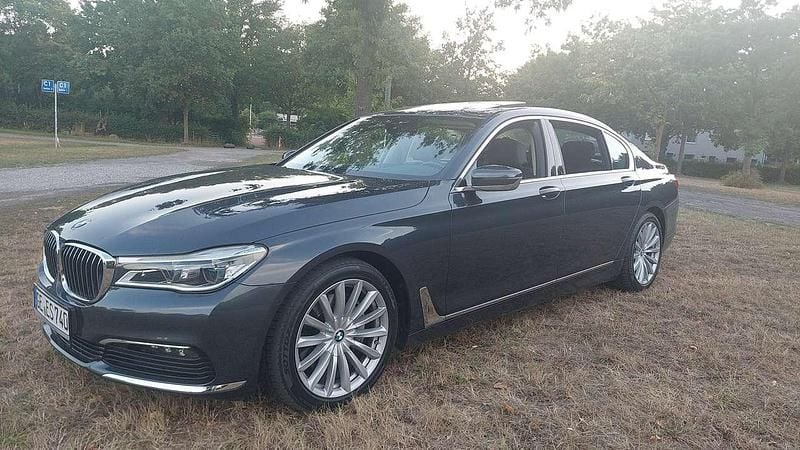 Grau Gebraucht 2017 BMW 730L Limousine | 41.900 € (Etwas zu teuer) - Bild 1/4