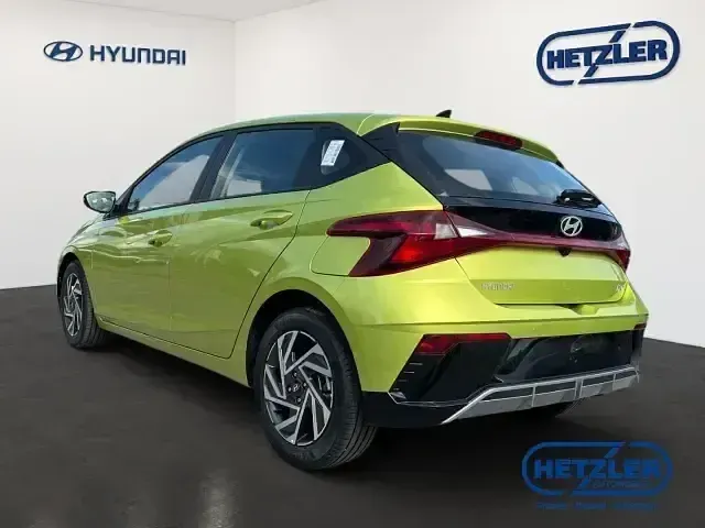 Gebraucht Hyundai i20 Trend 101 PS (74 kW) 2025 Lucid lime / met Kleinwagen