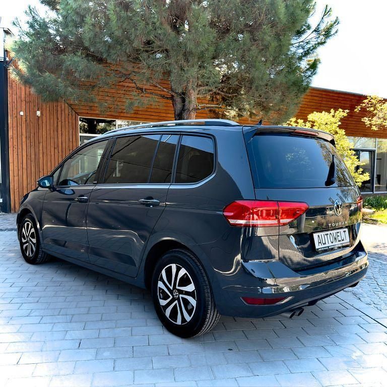 Używany VW Touran Active 150 KM (110 kW) 2022 Zielony Minivan