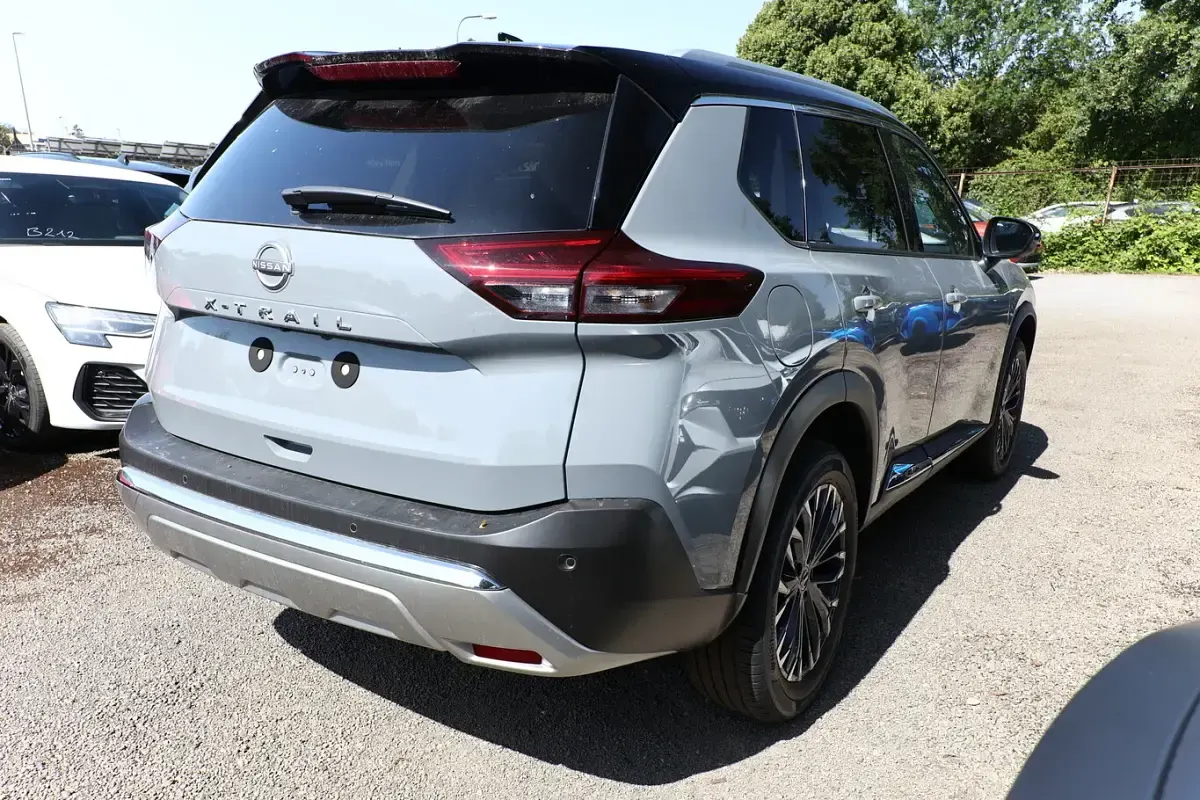 Neu Nissan X-Trail Tekna 163 PS (119 kW) 2026 Grau SUV