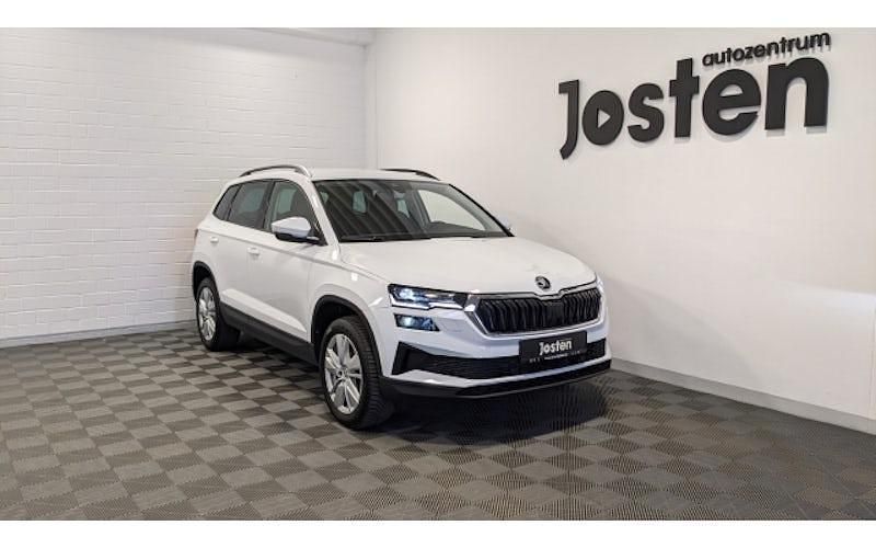 Weiß (moon weiss metallic) Gebraucht 2024 Skoda Karoq Selection SUV | 29.490 € (Guter Preis) - Bild 1/4