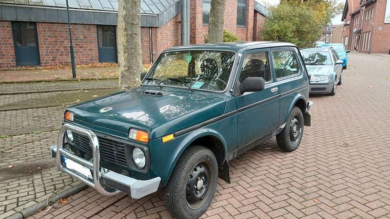 Grün Gebraucht 2010 Lada niva SUV | 2.500 € - Bild 1/4