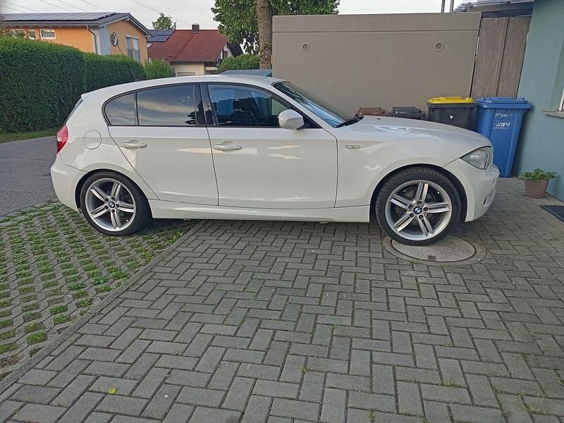 Weiß Gebraucht 2011 BMW 116 Sport Line Kleinwagen | 4.700 € (Fairer Preis) - Bild 1/4