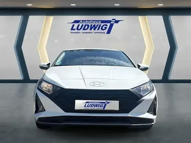 Gebraucht Hyundai i20 Select 79 PS (58 kW) 2025 Atlas white Kleinwagen