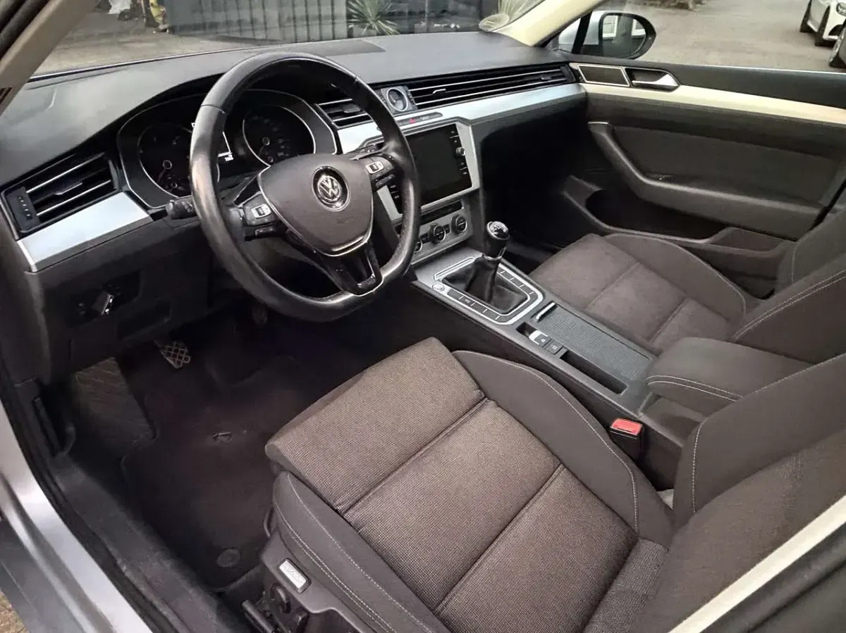 Gebraucht VW Passat Comfortline 150 PS (110 kW) 2019 Reflexsilber metallic Limousine