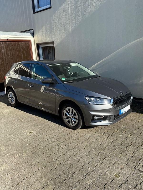 Grau Gebraucht 2022 Skoda Fabia Style Kleinwagen | 17.400 € (Fairer Preis) - Bild 1/4