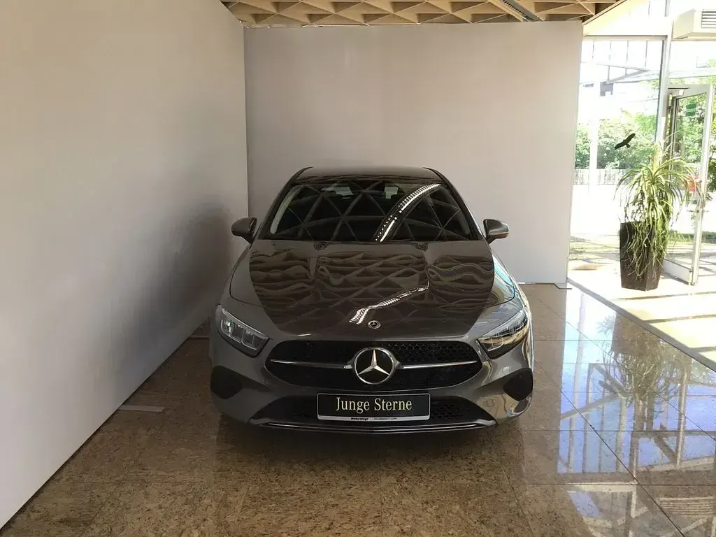 Gebraucht Mercedes A200 Advanced 150 PS (110 kW) 2025 lack mountaingrau Limousine