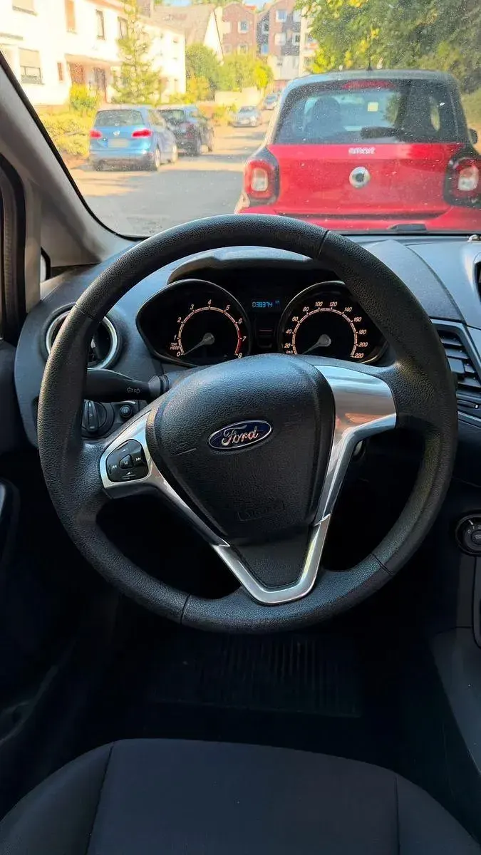 Gebraucht Ford Fiesta Trend 60 PS (44 kW) 2013 Weiß Kleinwagen