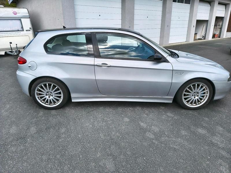 Second-hand Alfa Romeo 147 120 CP (88 kW) 2007 Argintiu Hatchback