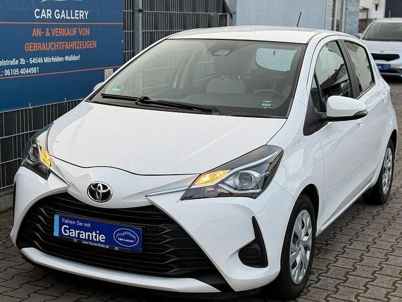 Weiß Gebraucht 2020 Toyota Yaris Comfort Limousine | 12.990 € (Fairer Preis) - Bild 1/4