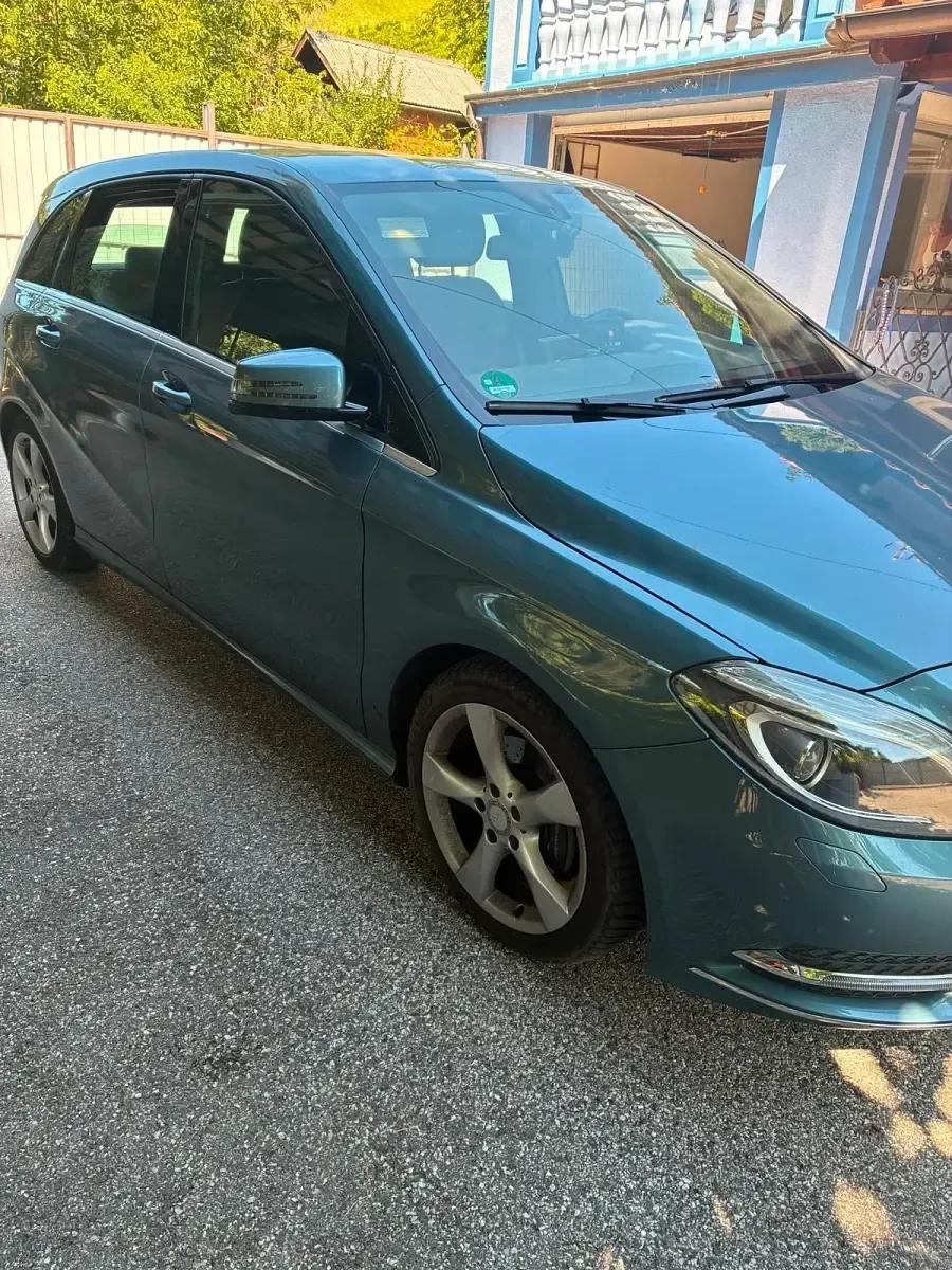 Gebraucht Mercedes B180 122 PS (89 kW) 2012 Blau Kleinwagen