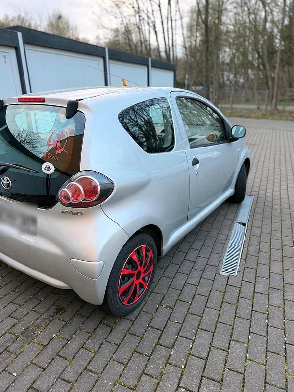Gebraucht Toyota Aygo 68 PS (50 kW) 2009 Silber Kleinwagen