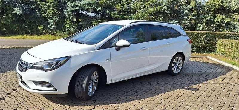 Weiß Gebraucht 2019 Opel Astra Kombi | 14.395 € - Bild 1/4