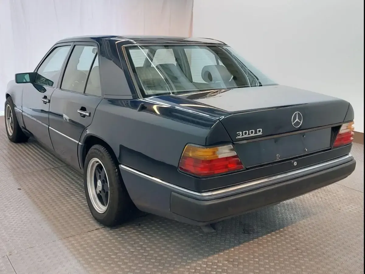 Gebraucht Mercedes E300 158 PS (116 kW) 1989 Blau Limousine