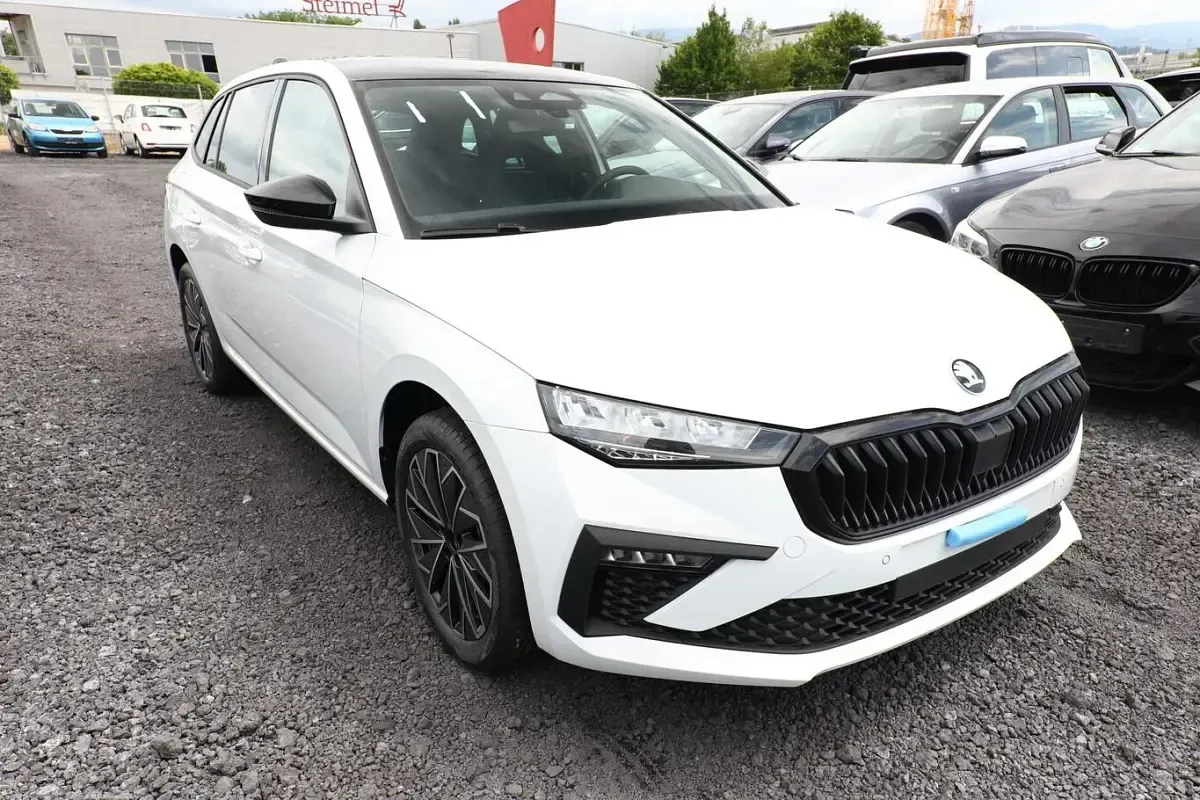 Neu Skoda Scala Dynamic 150 PS (110 kW) 2026 Moon white metallic Kleinwagen