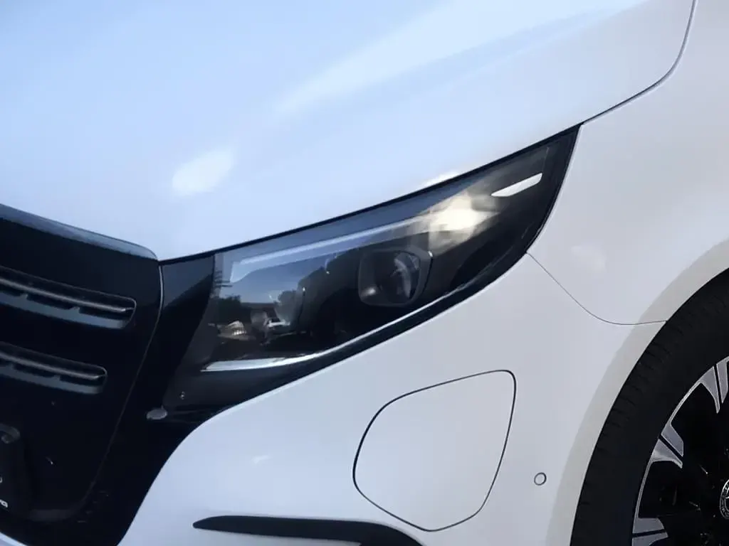 Gebraucht Mercedes EQV300 150 kW (204 PS) 2024 Weiß Van / Kleinbus