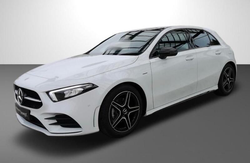 Weiß Gebraucht 2020 Mercedes A200 AMG line Limousine | 25.500 € (Fairer Preis) - Bild 1/4