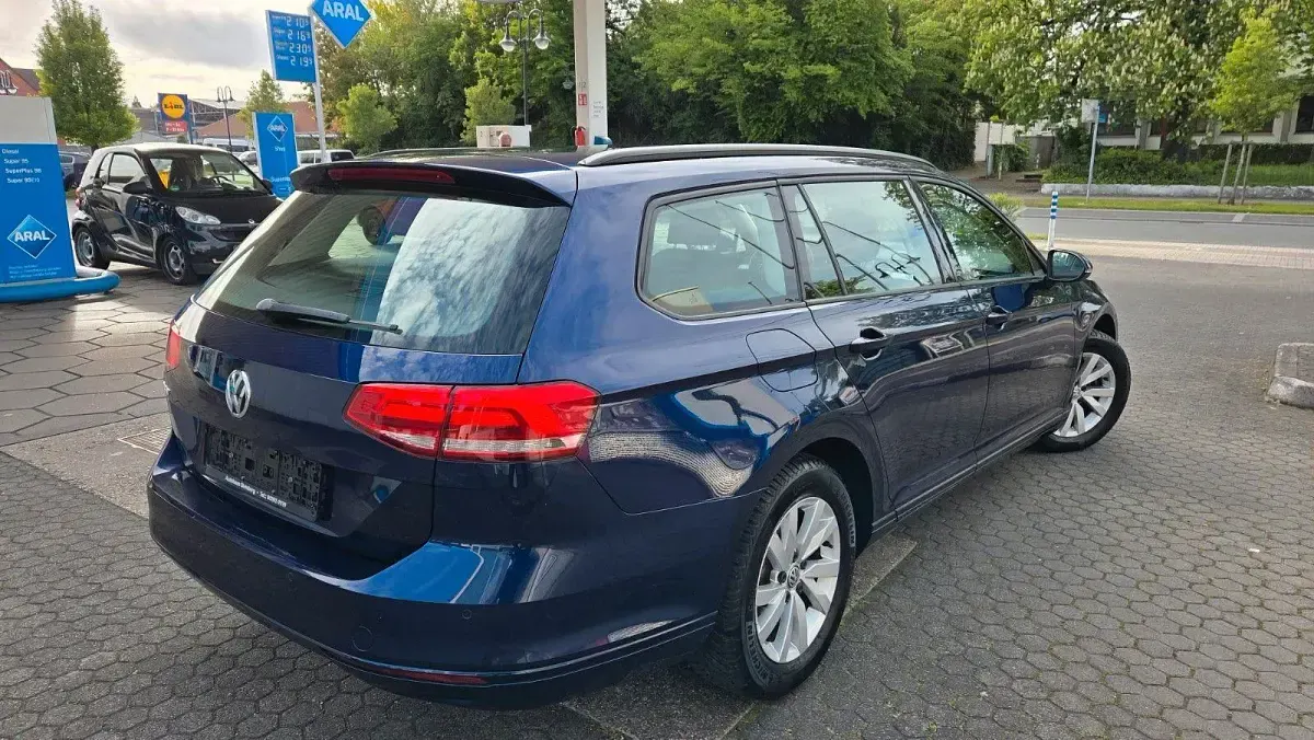 Gebraucht VW Passat 125 PS (91 kW) 2018 Blau Kombi