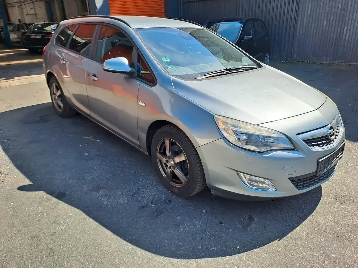 Gebraucht Opel Astra 140 PS (102 kW) 2011 Grau Kombi