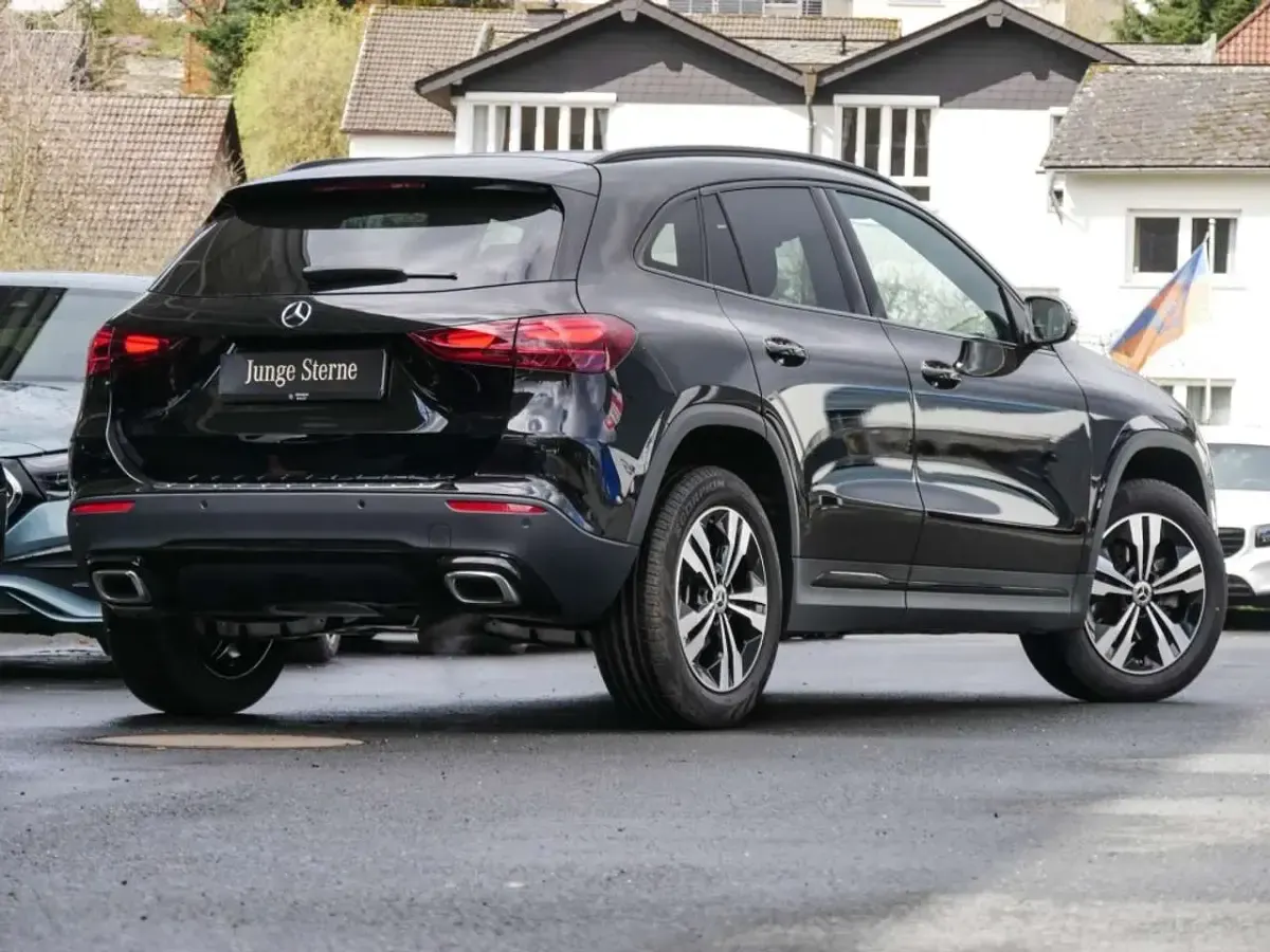 Gebraucht Mercedes GLA180 Progressive 116 PS (85 kW) 2024 Schwarz metalliclack kosmossch SUV