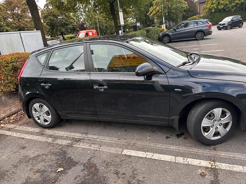 Schwarz Gebraucht 2009 Hyundai i30 Limousine | 1.599 € (Superpreis) - Bild 1/4