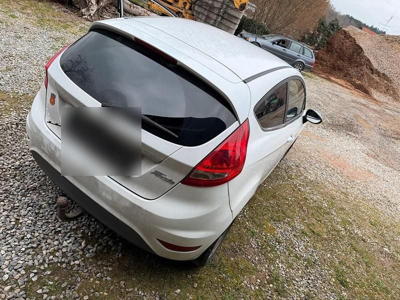 Gebraucht Ford Fiesta 97 PS (71 kW) 2012 Weiß Kleinwagen