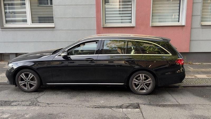 Schwarz Gebraucht 2017 Mercedes E220 Kombi | 14.000 € (Superpreis) - Bild 1/4