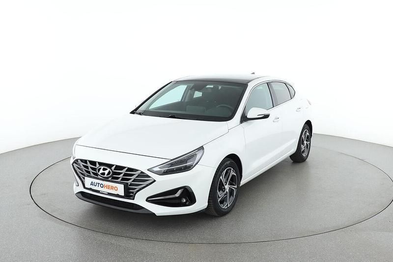 Weiß Gebraucht 2020 Hyundai i30 Prime Limousine | 17.790 € - Bild 1/3