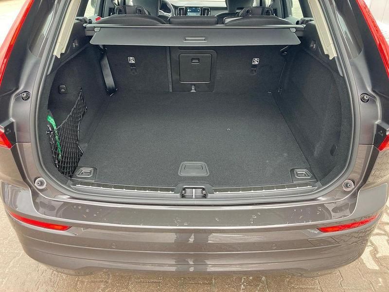 Gebraucht Volvo XC60 Core 197 PS (144 kW) 2023 Platinum grey metallic SUV