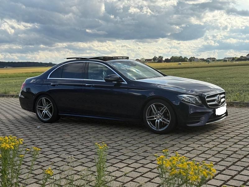 Gebraucht Mercedes E220 AMG line 194 PS (142 kW) 2017 Blau Limousine