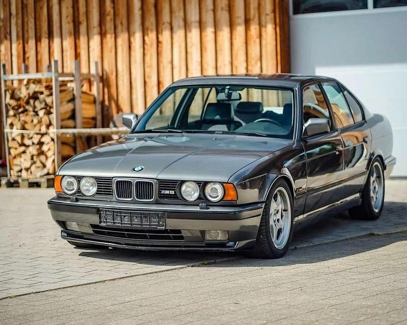 Grau Gebraucht 1990 BMW M5 Limousine | 6.000 € - Bild 1/4