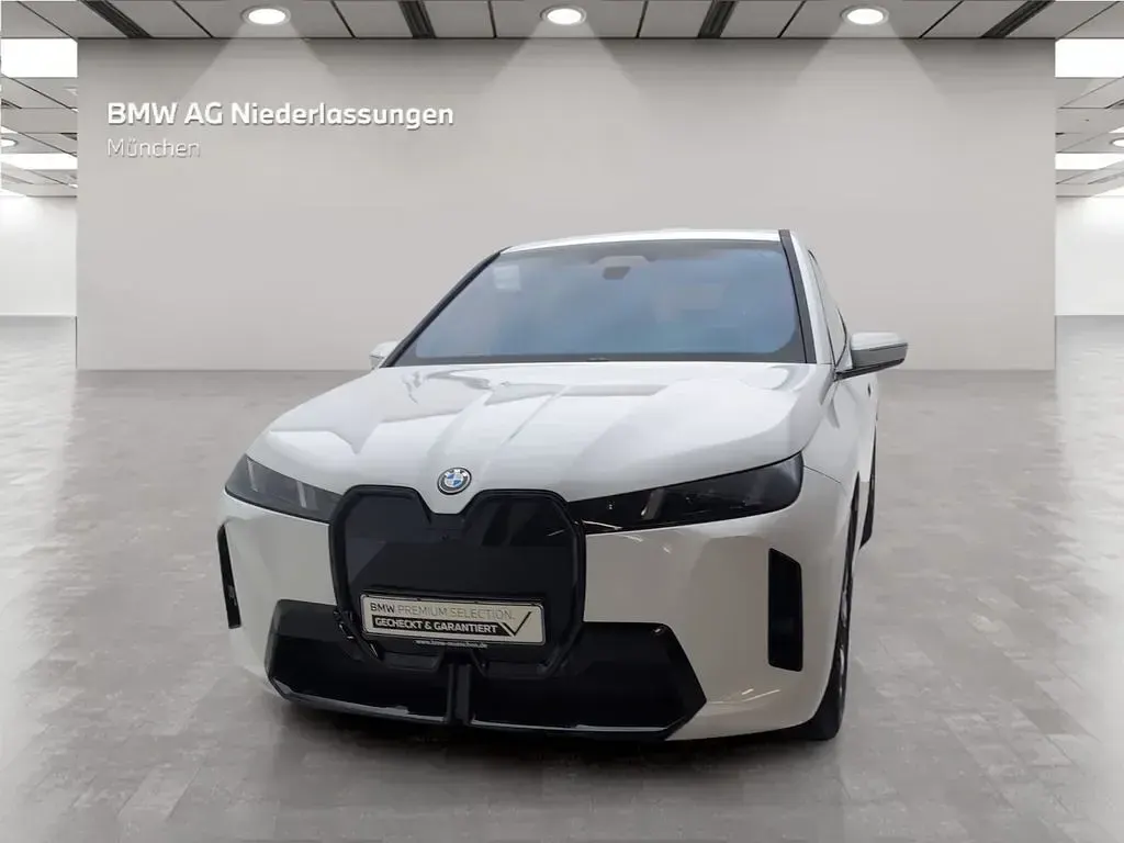 Gebraucht BMW iX M Sport 300 kW (408 PS) 2025 Weiß SUV