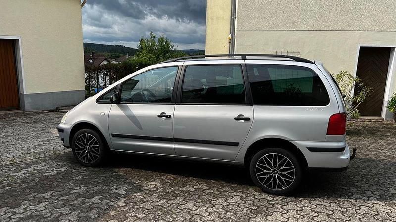 Silber Gebraucht 2003 VW Sharan Family Van / Kleinbus | 3.500 € (Etwas zu teuer) - Bild 1/4