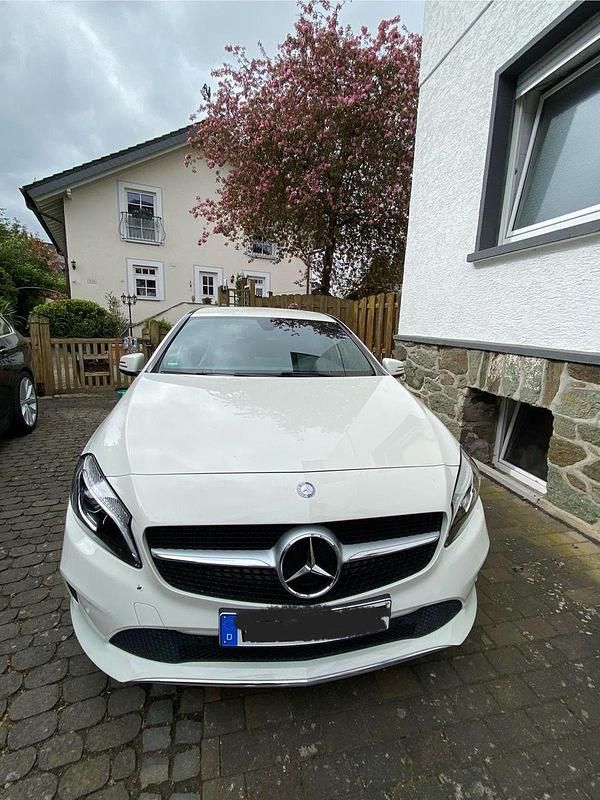 Weiß Gebraucht 2017 Mercedes A180 Limousine | 14.600 € (Guter Preis) - Bild 1/4