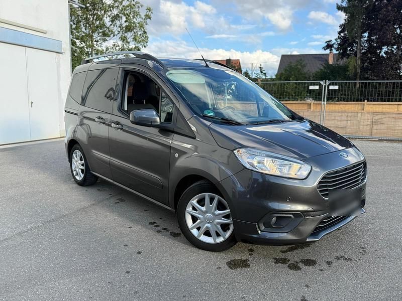 Grau Gebraucht 2018 Ford Tourneo Courier Titanium Van / Kleinbus | 7.490 € (Guter Preis) - Bild 1/4