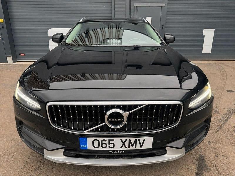 Używany Volvo V90 CC Pro 190 KM (139 kW) 2018 Czarny Kombi