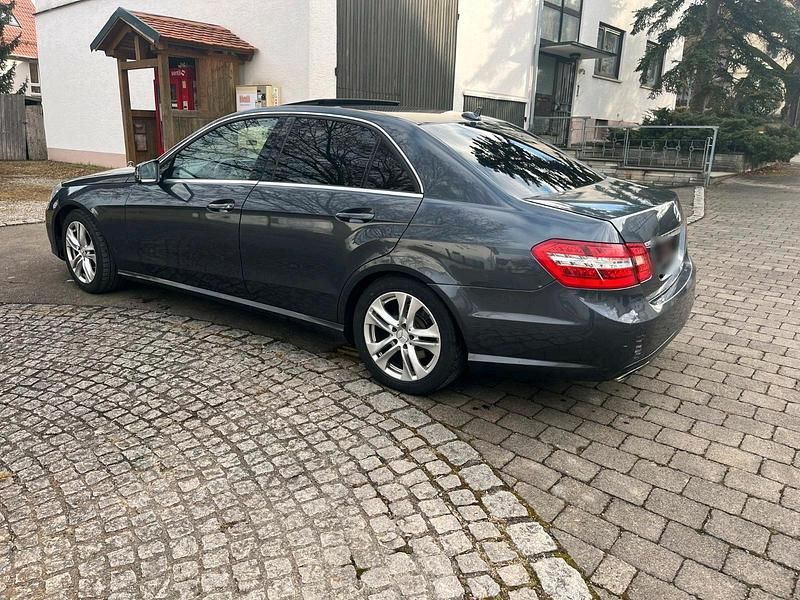 Gebraucht Mercedes E250 204 PS (150 kW) 2012 Andere farben Limousine